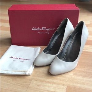 Salvatore Ferragamo Leather Pumps 100 mm in Beige